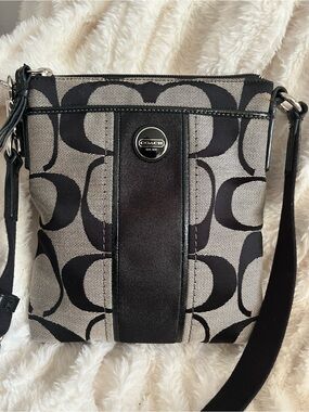 Coach Classic. Black and Grey  Signature Crossbody / Swing Bag - Mint